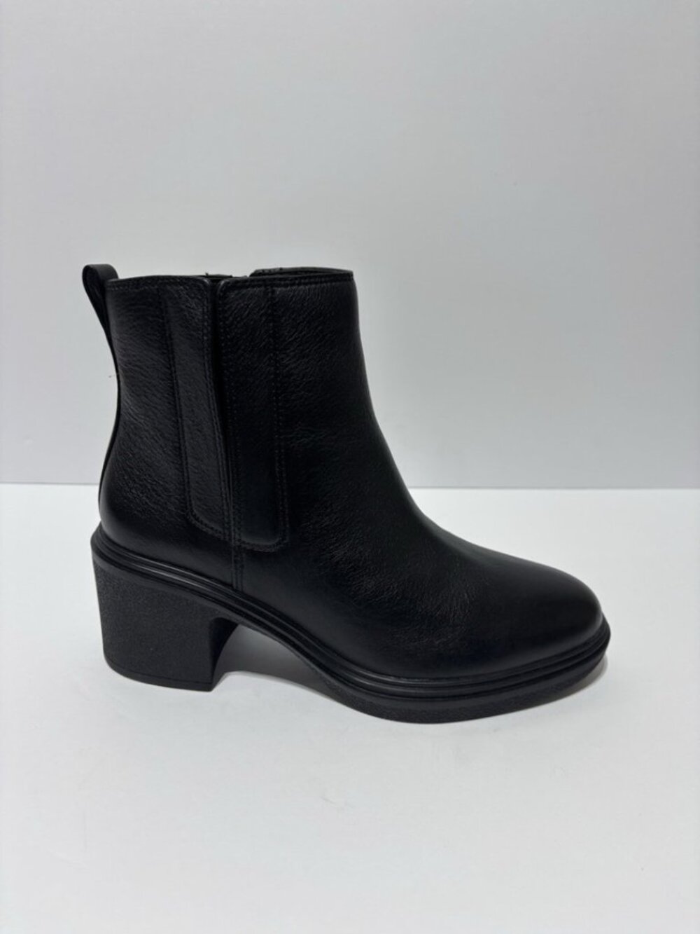 Vionic Women’s Savannah Black Leather Ankle Booties, Size 7 M